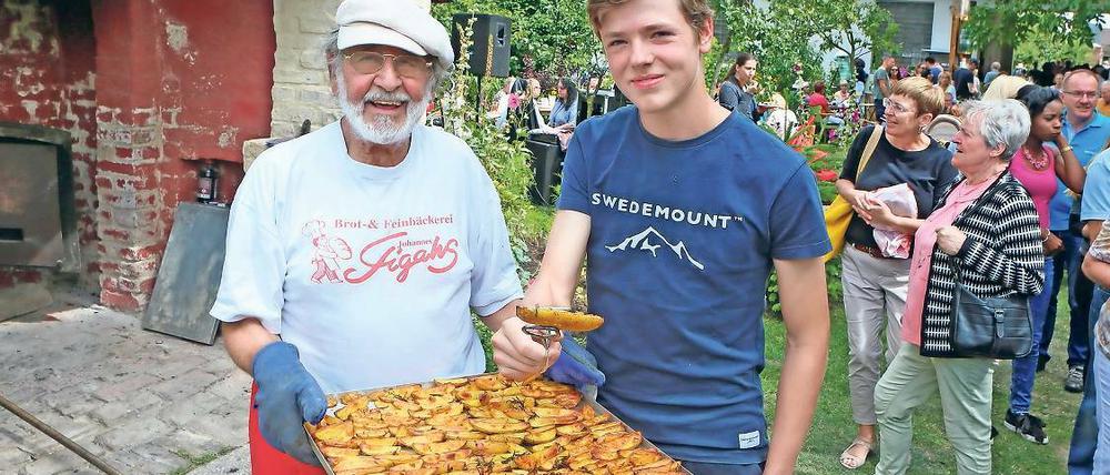 Historisch gebacken. Bäckermeister Johannes Figahs (l.) servierte am Sonntag neben Brot auch Rosmarinkartoffeln. Die Besucher der ersten „Böhmischen Tage“ griffen gerne zu.
