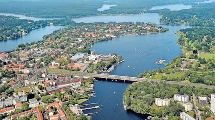 Der erste Blick täuscht. Potsdam ist zwar eingebettet in eine Flusslandschaft, dennoch ist die Versorgung mit ausreichend Trinkwasser kein Selbstläufer. Wird zu viel Wasser aus dem Untergrund nach oben gepumpt, besteht die Gefahr, dass auch Salzwasserdepots angezapft werden.