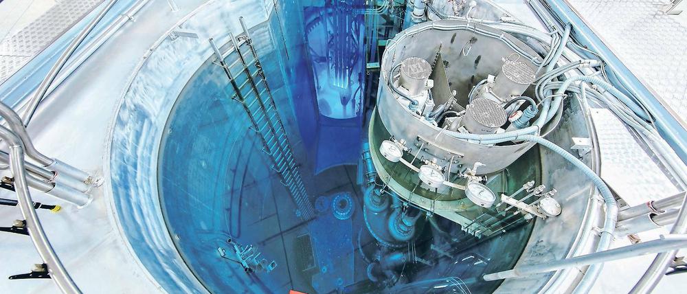 Vor dem Abschalten. Der blau leuchtende Reaktorkern im Forschungsreaktor wird durch Wasser gekühlt, das zugleich vor der gefährlichen Strahlung schützt. 2019 soll der BER II stillgelegt werden, seine Rolle übernimmt eine Anlage in Schweden.