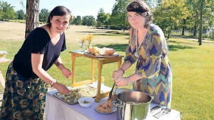 Vom Garten auf den Tisch. Karen Münzer (l.) und Susanne Hackel laden im Volkspark zu Küchen- und Kreativworkshops mit Früchten und Pflanzen der Saison ein.