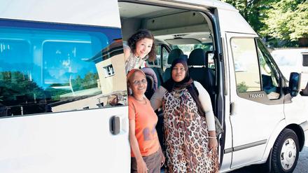 Vorfreude. „Women in Exile“-Gründungsmitglied Elizabeth Ngari (links) und Halima Farah mit Fahrerin Joanna Nelles (hinten). In Bussen werden die Frauen und ihre Unterstützerinnen durch Deutschland fahren, über die Rechte von Frauen aufklären und gegen schwierige Bedingungen in Flüchtlingslagern demonstrieren.