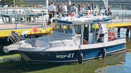 Getauft. Die Brandenburger Wasserschutzpolizei hat am Dienstag zwei neue Streifenboote in Dienst gestellt. Sie sollen vorrangig zur Überwachung der Sport- und Freizeitschifffahrt eingesetzt werden, die stark zugenommen hat. Neben Amateuren am Steuer macht auch der heiße Sommer der Wasserschutzpolizei zu schaffen.