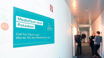 Gemeinsam. Das „MediaTech Hub“ betreibt auch einen Bürokomplex, in den im April mehrere Start-ups eingezogen sind – die Betreiber nennen ihn „Lab“. Dort sollen die jungen Unternehmer sich gegenseitig unterstützen und inspirieren.