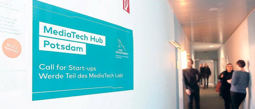 Gemeinsam. Das „MediaTech Hub“ betreibt auch einen Bürokomplex, in den im April mehrere Start-ups eingezogen sind – die Betreiber nennen ihn „Lab“. Dort sollen die jungen Unternehmer sich gegenseitig unterstützen und inspirieren.