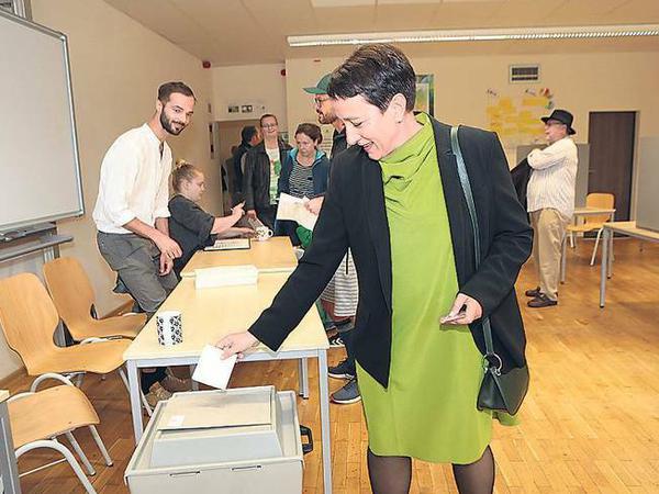Grüne in Grün: Kandidatin Janny Armbruster gibt ihre Stimme ab. 
