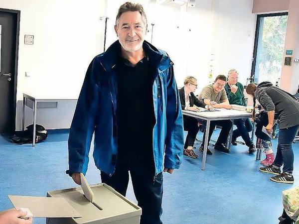 Seine Stimme für seinen Nachfolger. Noch-Oberbürgermeister Jann Jakobs (SPD) bei der Wahl. 