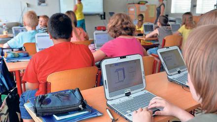 IT-Probleme. Nur drei Computerexperten sind im Potsdamer Rathaus für die rund 45 kommunalen Schulen zuständig. Das führt zu Problemen. 