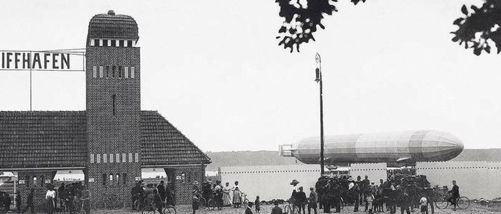 Das Zeppelin-Luftschiff „Schwaben“ 1911 nach seiner Notlandung im Potsdamer Luftschiffhafen.  