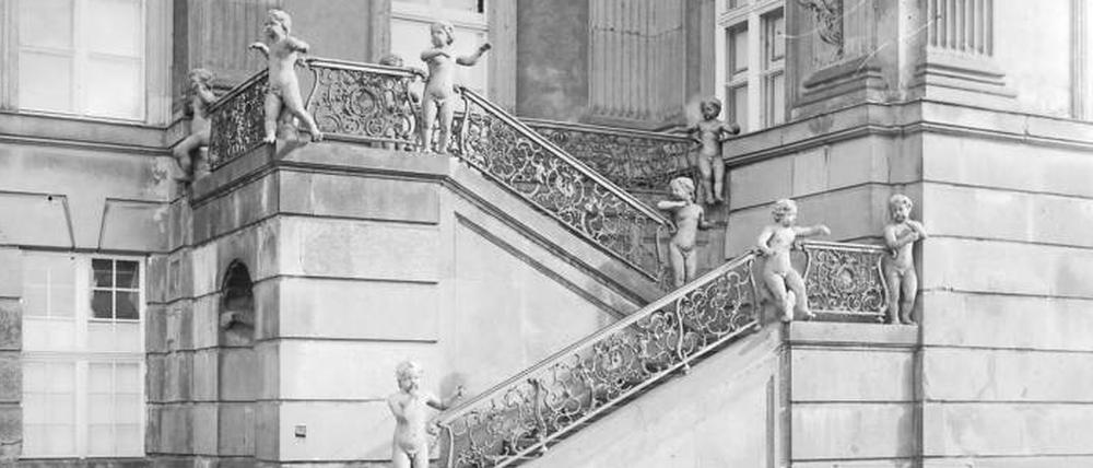 Die historische Aufnahme der Treppe, die zur Privatwohnung des Königs führte, stammt aus der Zeit zwischen 1927 und 1940. 