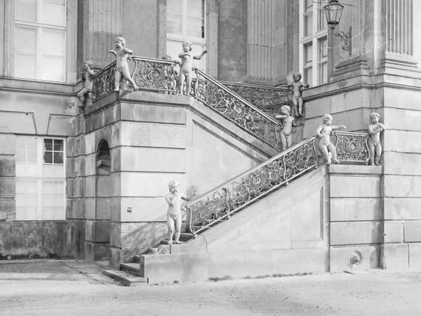 Die historische Aufnahme der Treppe, die zur Privatwohnung des Königs führte, stammt aus der Zeit zwischen 1927 und 1940. 