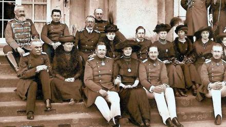 Die Kaiser-Familie ließ sich 1913 auf den Stufen des Neuen Palais, dem Wohnsitz des Kaiserpaars, in Potsdam ablichten. 