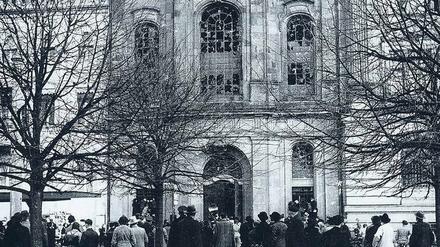 Passanten versammelten sich am 10. November 1938 vor der geschändeten Potsdamer Synagoge am heutigen Platz der Einheit.