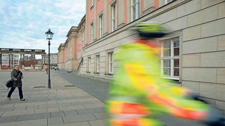 Radfahrer und Fußgänger müssen sich am 2014 fertiggestellten Landtag den Platz teilen. Das führt häufig zu Konflikten. 