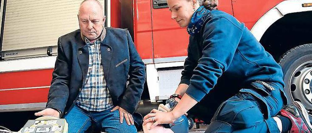 Andreas Spora und Marie Schumann von der Freiwilligen Feuerwehr in Groß Glienicke testen das Gerät.