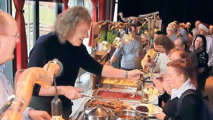 Filmpark-Chef Friedhelm Schatz war einer der Promis, die Essen bei dem Fest der Potsdamer Tafel verteilten.