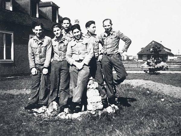 Sally Perel (3.v.r.) mit seinen Kameraden der Hitlerjugend. 