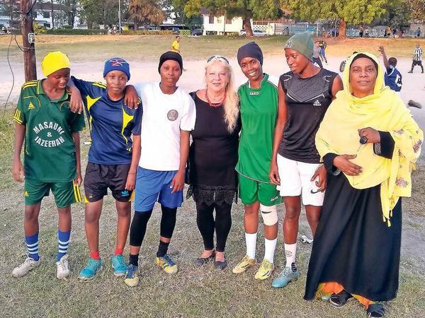 Den Frauenfußballerinnen in Sansibar-Stadt brachte die ehemalige Beigeordnete Gabriele Fischer (Mitte.) Kniebandagen mit.