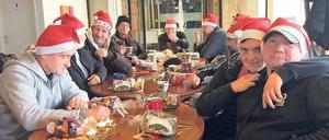 Streetworker luden „Menschen mit Lebensmittelpunkt Straße“ zur Weihnachtsfeier in den Quartierstreff im Staudenhof ein.