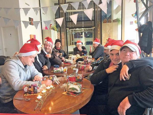 Streetworker luden „Menschen mit Lebensmittelpunkt Straße“ zur Weihnachtsfeier in den Quartierstreff im Staudenhof ein.