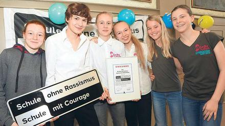 Die Schülerinnen Johanna, Chiara, Noella, Kira, Henriette und Lilly (v.l.n.r.) haben die Initiative am Bertha-von-Suttner-Gymnasium in Babelsberg ins Leben gerufen. 