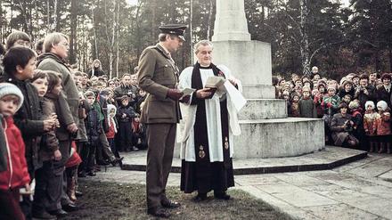 Beim Remembrance-Day kommen 1982 auf dem Stahnsdorfer Friedhof britische Militärvertreter und DDR-Bürger zusammen, obwohl die Begegnung verhindert werden sollte.