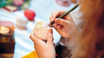 Im Volkspark können Kinder Eier mit Wachstechnik bemalen.
