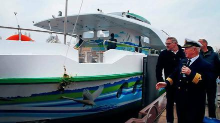 Kapitän Heinz Ahlgrimm taufte am Sonntag das neue Hybridschiff auf den Namen Schwielowsee.