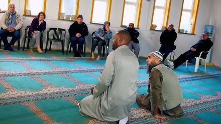 Öffnung gegenüber Nicht-Muslimen. Die Potsdamer Al-Farouk-Moschee Am Kanal veranstaltet einmal jährlich einen Tag der offenen Tür, um mit Menschen aller Glaubensrichtungen in Kontakt zu treten – hier ein Bild aus dem Oktober 2018.