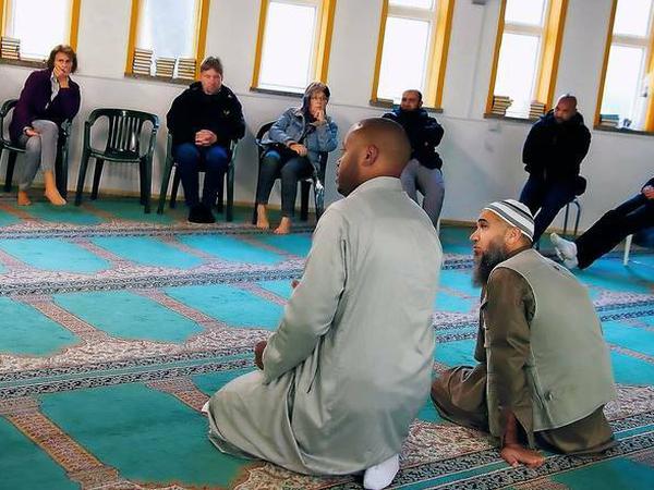 Öffnung gegenüber Nicht-Muslimen. Die Potsdamer Al-Farouk-Moschee Am Kanal veranstaltet einmal jährlich einen Tag der offenen Tür, um mit Menschen aller Glaubensrichtungen in Kontakt zu treten – hier ein Bild aus dem Oktober 2018.