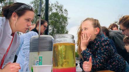 Versuch im Wasserglas. Mit gefärbtem Wasser, Speiseöl und einer Brausetablette konnten Besucher am Stand der Universität Potsdam nachvollziehen, welchen Weg Magma unter der Erdoberfläche geht.