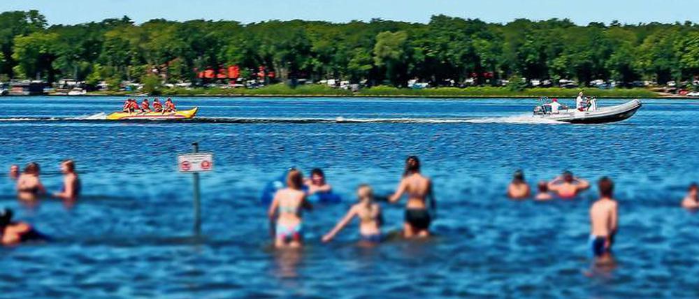 Abkühlung. Potsdams Strandbäder am Tiefen und am Templiner See sind von Montag bis Sonntag von 9 bis 20 Uhr geöffnet. Der Eintritt kostet 4 Euro und ermäßigt 2 Euro.