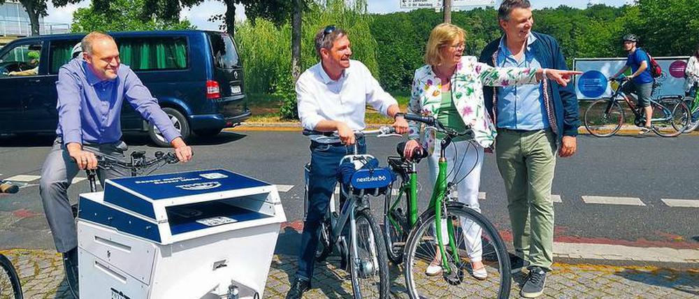 Auf dem Rad. Potsdams Oberbürgermeister Mike Schubert (Mitte), bei einem Termin. 