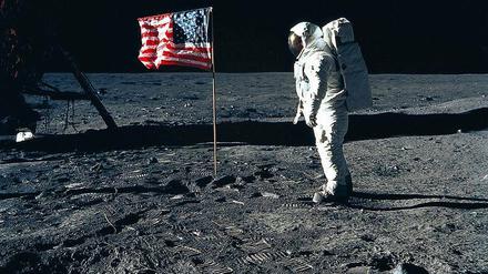 Der Astronaut Edwin E. Aldrin, Jr., posiert für ein Foto bei der ersten Mondlandung, die Teil der Apollo 11-Mission war.