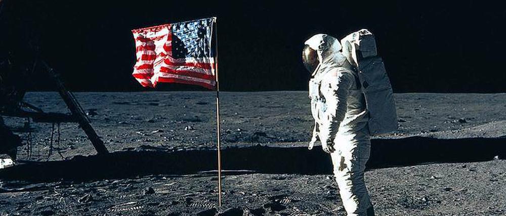 Der Astronaut Edwin E. Aldrin, Jr., posiert für ein Foto bei der ersten Mondlandung, die Teil der Apollo 11-Mission war.