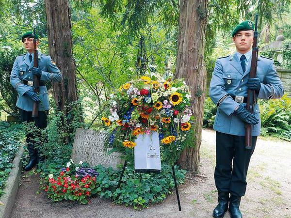 Die Bundeswehr hat am Freitag an der Gedenktafel für Henning von Tresckow einen Kranz niedergelegt.