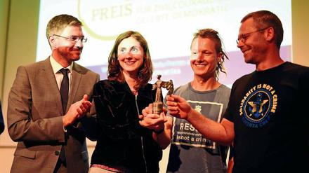Oberbürgermeister Mike Schubert überreichte den Max-Dortu-Preis am Montagabend an die Crew-Mitglieder der „Iuventa“ Antonia Nagel, Clemens Debus und Sascha Girke (v.l.).