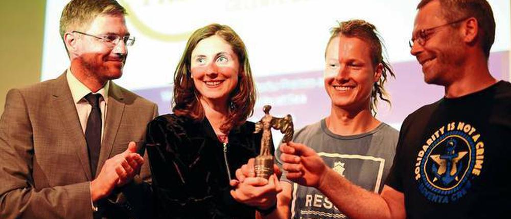 Oberbürgermeister Mike Schubert überreichte den Max-Dortu-Preis am Montagabend an die Crew-Mitglieder der „Iuventa“ Antonia Nagel, Clemens Debus und Sascha Girke (v.l.).