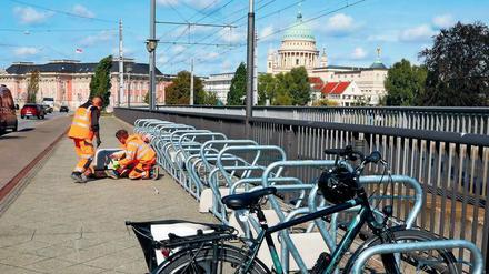 Auf der Langen Brücke wurden am Dienstag neue Fahrradständer in Betrieb genommen.