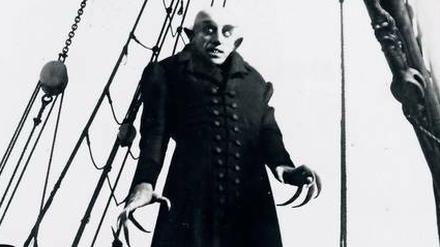 Nicht nett. Graf Orlok macht sich als Nosferatu auf den Weg des Grauens.