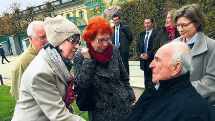 Altbundeskanzler Helmut Kohl und seine Frau Meike Kohl-Richter (r.) am 9. November 2014 am Grab von Friedrich II. Parkbesucher erkennen und begrüßen ihn.