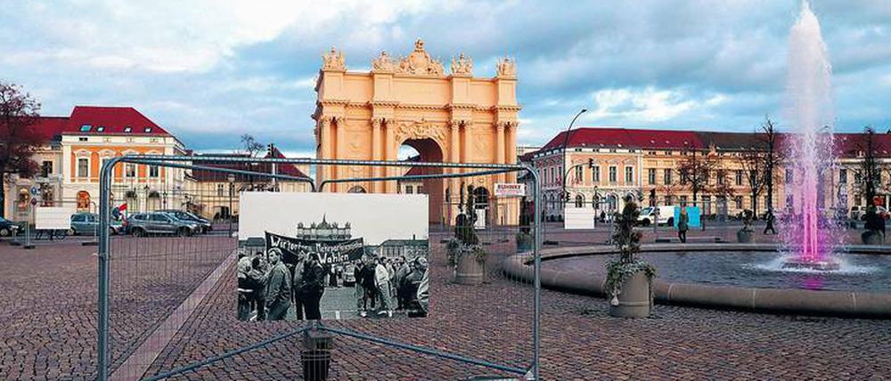 Das Denkmal ist noch nicht fertig, daher wurde mit großen Fotos an Bauzäunen an die Demonstration von 1989 erinnert. 