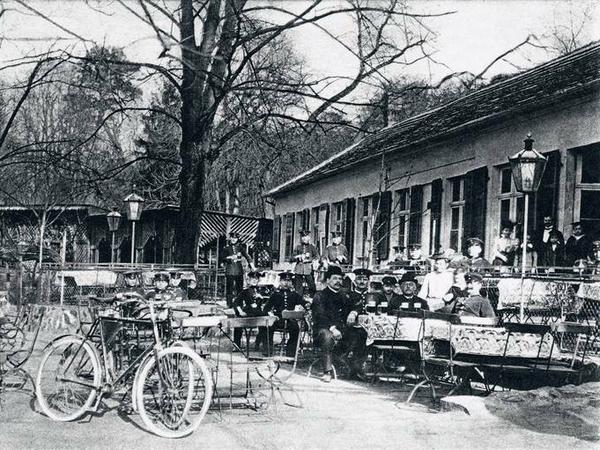 Ein beliebter Ort für eine Einkehr war um 1900 auch der Biergarten des „Restaurant Templin“, dem heutigen „Forsthaus Templin“. 