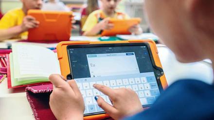  In einigen Grundschulen in Brandenburg arbeiten Schüler bereits regelmäßig an Tablets.