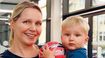 Pias Mutter Jeanine Hillmann mit Sohn Phil (17 Monate).