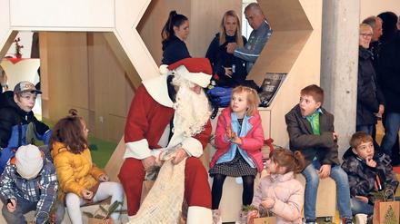 Doppelte Bescherung. Der Nikolaus verteilte zur Eröffnung Geschenke an die Kinder.