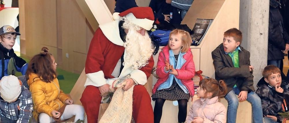 Doppelte Bescherung. Der Nikolaus verteilte zur Eröffnung Geschenke an die Kinder.