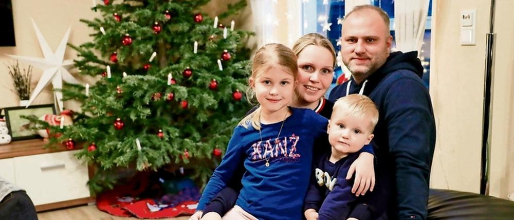 Jeanine und Sascha Hillmann mit ihren Kindern Pia und Phil vor dem Weihnachtsbaum in ihrem Haus im Kirchsteigfeld. 