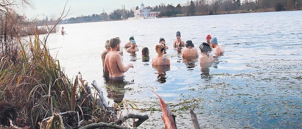 30 Teilnehmer trafen sich am Sonntag zum Eisbaden im Heiligen See.