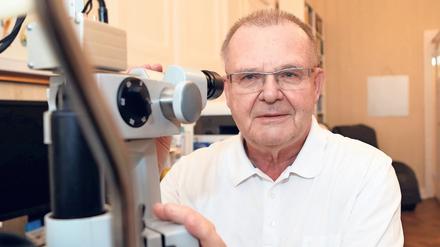 Augenarzt Volker Rasch führt in seiner Potsdamer Augenklinik schätzungsweise mehr als 2000 Eingriffe pro Jahr durch.