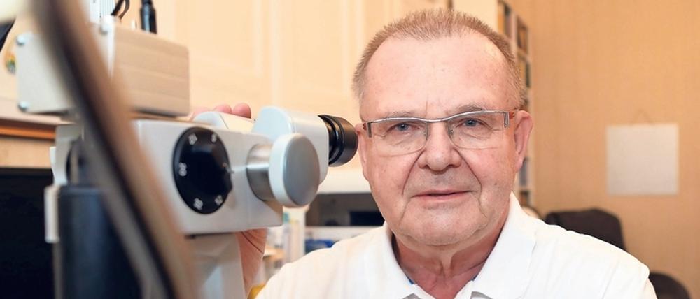Augenarzt Volker Rasch führt in seiner Potsdamer Augenklinik schätzungsweise mehr als 2000 Eingriffe pro Jahr durch.